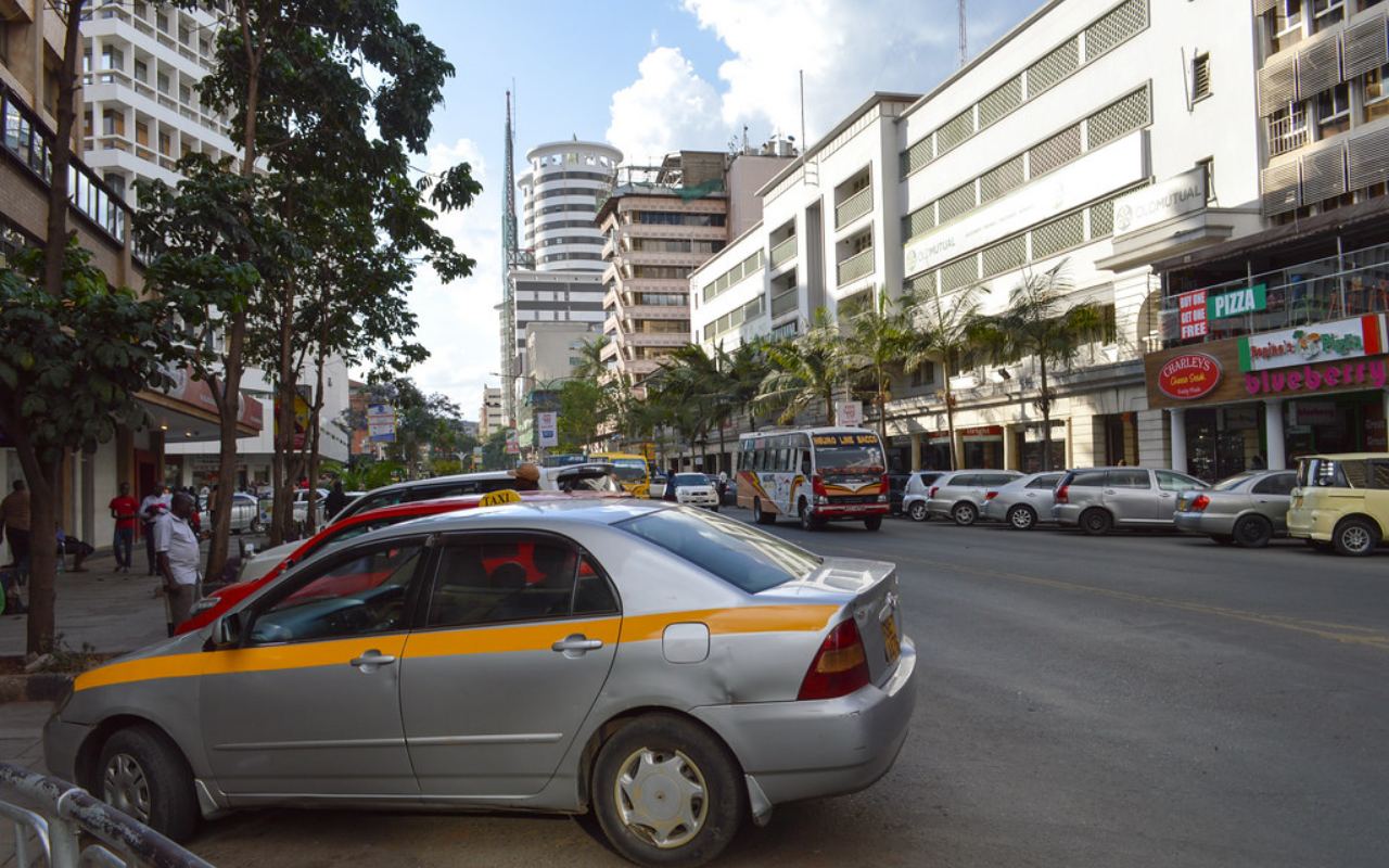 Gari kwenye barabara ya Nairobi
